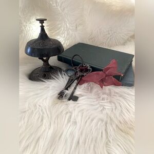 🏠( bundle any 3 w/🏠for $20) Decorative set of book skeleton, key, and Bell